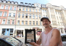 Miniaturk&uuml;nstler Schmii aka Andr&eacute; Schmidt steht mit seiner Miniatur vor dem Haus im Leipziger T&auml;ubchenweg. Foto: Dirk Knofe