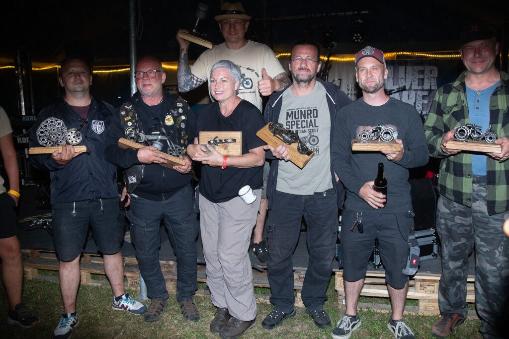In mehreren Kategorien wurden die selbst gestalteten Pokal übergeben und sind immer wieder eine tolle Erinnerung an das beliebte Treffen der Awtowelo-Gemeinde. Foto: Anke Herold