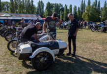 Ralf Glowna war mit seiner wei&szlig;en AWO vor Ort. Er geh&ouml;rt zu den AWO Freunden L&ouml;bnitz und erkl&auml;rt Interessierten die Besonderheiten seiner Maschine. Foto: Anke Herold