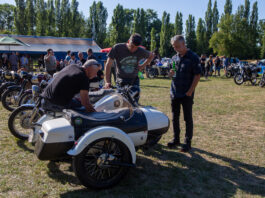 Ralf Glowna war mit seiner wei&szlig;en AWO vor Ort. Er geh&ouml;rt zu den AWO Freunden L&ouml;bnitz und erkl&auml;rt Interessierten die Besonderheiten seiner Maschine. Foto: Anke Herold