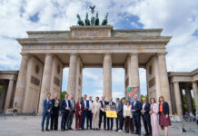 Fototermin zur &Uuml;bergabe der Bewerbungsunterlagen: Gemeinsam haben sich der Verein German Cyc- ling sowie die L&auml;nder Berlin, Sachsen, Sachsen-Anhalt und Th&uuml;ringen f&uuml;r den Auftakt der Tour de France 2029 beworben. Foto: Patrick Tichy
