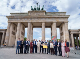Fototermin zur &Uuml;bergabe der Bewerbungsunterlagen: Gemeinsam haben sich der Verein German Cyc- ling sowie die L&auml;nder Berlin, Sachsen, Sachsen-Anhalt und Th&uuml;ringen f&uuml;r den Auftakt der Tour de France 2029 beworben. Foto: Patrick Tichy