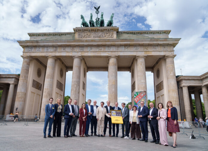 Fototermin zur Übergabe der Bewerbungsunterlagen: Gemeinsam haben sich der Verein German Cyc- ling sowie die Länder Berlin, Sachsen, Sachsen-Anhalt und Thüringen für den Auftakt der Tour de France 2029 beworben. Foto: Patrick Tichy Fototermin zur Übergabe der Bewerbungsunterlagen: Gemeinsam haben sich der Verein German Cyc- ling sowie die Länder Berlin, Sachsen, Sachsen-Anhalt und Thüringen für den Auftakt der Tour de France 2029 beworben. Foto: Patrick Tichy