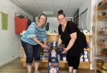 Anja Weidenhammer (li.) und Heike Rabe verstauen die ersten bereits gestrickten Socken in einen vorbereiteten Karton. Foto: Nannette Hoffmann