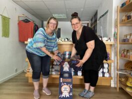 Anja Weidenhammer (li.) und Heike Rabe verstauen die ersten bereits gestrickten Socken in einen vorbereiteten Karton. Foto: Nannette Hoffmann