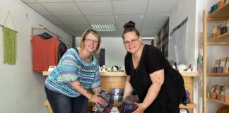Anja Weidenhammer (li.) und Heike Rabe verstauen die ersten bereits gestrickten Socken in einen vorbereiteten Karton. Foto: Nannette Hoffmann
