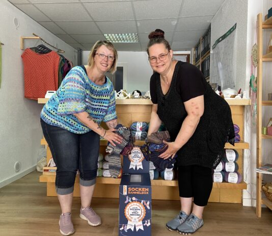 Anja Weidenhammer (li.) und Heike Rabe verstauen die ersten bereits gestrickten Socken in einen vorbereiteten Karton. Foto: Nannette Hoffmann