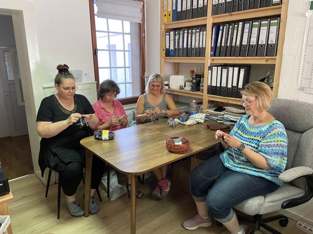 Die kleine Delitzscher Strickgruppe arbeitet fleißig an Socken. Damit wollen sie die Rekordjagd des Vereins "Sockenweltrekord" unterstützen. Foto: Nannette Hoffmann