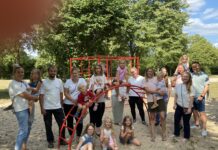 Miteinander auf dem Spielplatz: Einige der Gr&uuml;ndungsmitglieder von &sbquo;Miteinander Sch&ouml;nw&ouml;lkau&lsquo; mit ihren Kindern am Ziegeleiteich-Spielplatz in W&ouml;lkau. Foto: Nannette Hoffmann