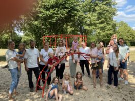 Miteinander auf dem Spielplatz: Einige der Gr&uuml;ndungsmitglieder von &sbquo;Miteinander Sch&ouml;nw&ouml;lkau&lsquo; mit ihren Kindern am Ziegeleiteich-Spielplatz in W&ouml;lkau. Foto: Nannette Hoffmann