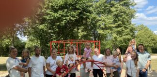 Miteinander auf dem Spielplatz: Einige der Gr&uuml;ndungsmitglieder von &sbquo;Miteinander Sch&ouml;nw&ouml;lkau&lsquo; mit ihren Kindern am Ziegeleiteich-Spielplatz in W&ouml;lkau. Foto: Nannette Hoffmann