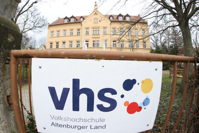 Immer reinspaziert: An der Volkshochschule Altenburg startet das neue Herbstsemester – mit neuen Angeboten. Foto: Mario Jahn Immer reinspaziert: An der Volkshochschule Altenburg startet das neue Herbstsemester – mit neuen Angeboten. Foto: Mario Jahn