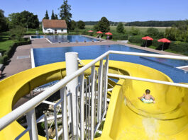 Das Muldentalbad in Grimma bietet neben Sport-, Spa&szlig;- und Kinderbecken auch eine 30 Meter lange Rutsche. Schwimmen, Baden, Sonnen oder einfach nur Genie&szlig;en: Hier ist f&uuml;r jeden etwas dabei. Foto: Thomas Kube