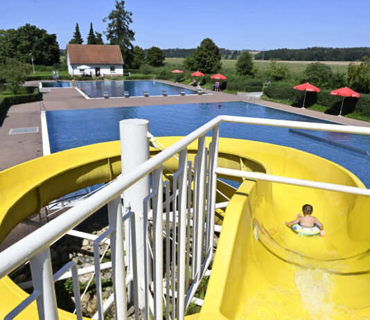 Das Muldentalbad in Grimma bietet neben Sport-, Spa&szlig;- und Kinderbecken auch eine 30 Meter lange Rutsche. Schwimmen, Baden, Sonnen oder einfach nur Genie&szlig;en: Hier ist f&uuml;r jeden etwas dabei. Foto: Thomas Kube