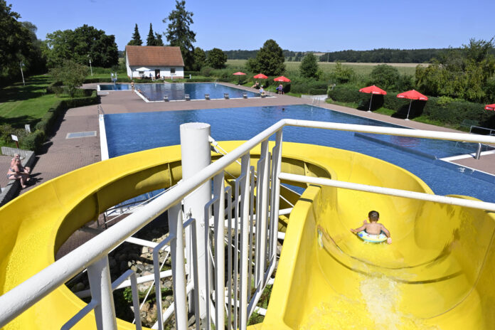 Das Muldentalbad in Grimma bietet neben Sport-, Spa&szlig;- und Kinderbecken auch eine 30 Meter lange Rutsche. Schwimmen, Baden, Sonnen oder einfach nur Genie&szlig;en: Hier ist f&uuml;r jeden etwas dabei. Foto: Thomas Kube