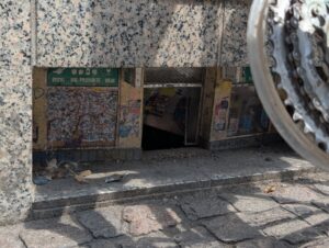 Eine Miniatur eines Spätis auif der Zweinaundorfer Straße hat der Künstler in einer schmuddeligen Ecke unter dem Laden installiert. Foto: Dirk Knofe