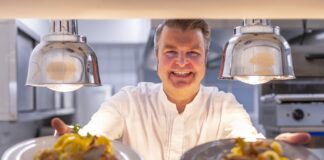 Safranleuchten im Altenburger Land Einfach lecker: Workshops, Verkostungen oder Kochevents wie hier, wenn im Reussischen Hof in Schmölln wieder Gerichte mit Safran serviert werden, laden Interessierte ein. Fotos: Carsten Schenker