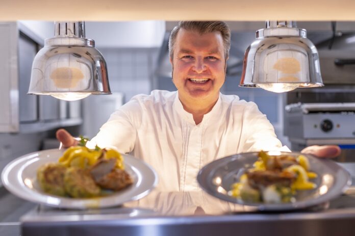 Reussischer Hof Schmölln Einfach lecker: Workshops, Verkostungen oder Kochevents wie hier, wenn im Reussischen Hof in Schmölln wieder Gerichte mit Safran serviert werden, laden Interessierte ein. Fotos: Carsten Schenker