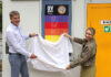 Leipziger Freibäder jetzt komplett mit UV-Tafeln ausgestattet Einweihung der 1000. Watch-Out-UV Tafel im Schreberbad in Leipzig. Susanne Klehn und Martin Gräfe bei der Enthüllung der Tafel. Foto: André Kempner