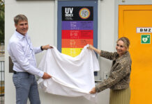 Einweihung der 1000. Watch-Out-UV Tafel im Schreberbad in Leipzig. Susanne Klehn und Martin Gr&auml;fe bei der Enth&uuml;llung der Tafel. Foto: Andr&eacute; Kempner