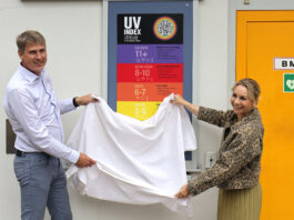 Einweihung der 1000. Watch-Out-UV Tafel im Schreberbad in Leipzig. Susanne Klehn und Martin Gr&auml;fe bei der Enth&uuml;llung der Tafel. Foto: Andr&eacute; Kempner