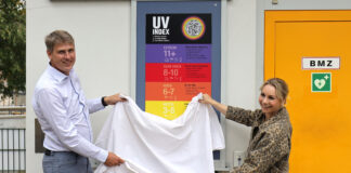 Einweihung der 1000. Watch-Out-UV Tafel im Schreberbad in Leipzig. Susanne Klehn und Martin Gr&auml;fe bei der Enth&uuml;llung der Tafel. Foto: Andr&eacute; Kempner