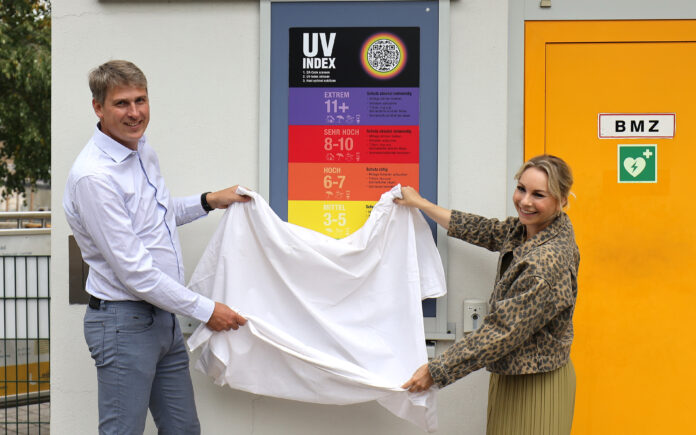 Einweihung der 1000. Watch-Out-UV Tafel im Schreberbad in Leipzig. Susanne Klehn und Martin Gr&auml;fe bei der Enth&uuml;llung der Tafel. Foto: Andr&eacute; Kempner