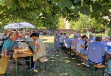 Premiere gegl&uuml;ckt: Senioren trafen sich Ende Juli zum gemeinsamen "Kaffeeklatsch im Gr&uuml;nen". Foto: privat