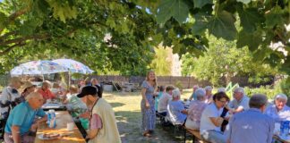 Premiere gegl&uuml;ckt: Senioren trafen sich Ende Juli zum gemeinsamen "Kaffeeklatsch im Gr&uuml;nen". Foto: privat