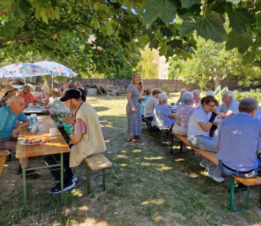Premiere gegl&uuml;ckt: Senioren trafen sich Ende Juli zum gemeinsamen "Kaffeeklatsch im Gr&uuml;nen". Foto: privat