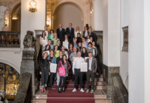 Sie stehen mit ihren Projekten und Initiativen f&uuml;r Leipziger Perspektiven: Die Gewinnerinnen und Gewinner des Zukunftspreises 2025/2026 wurden in dieser Woche im Neuen Rathaus ausgezeichnet. Foto: Charlotte Sattler