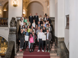 Sie stehen mit ihren Projekten und Initiativen f&uuml;r Leipziger Perspektiven: Die Gewinnerinnen und Gewinner des Zukunftspreises 2025/2026 wurden in dieser Woche im Neuen Rathaus ausgezeichnet. Foto: Charlotte Sattler