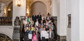 Sie stehen mit ihren Projekten und Initiativen f&uuml;r Leipziger Perspektiven: Die Gewinnerinnen und Gewinner des Zukunftspreises 2025/2026 wurden in dieser Woche im Neuen Rathaus ausgezeichnet. Foto: Charlotte Sattler