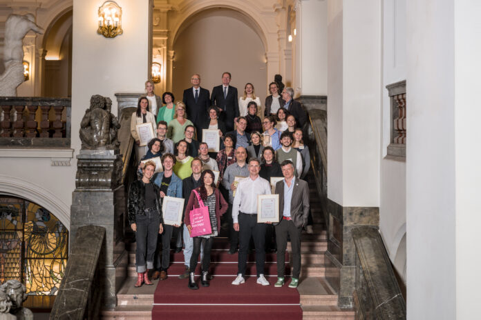 Sie stehen mit ihren Projekten und Initiativen für Leipziger Perspektiven: Die Gewinnerinnen und Gewinner des Zukunftspreises 2025/2026 wurden in dieser Woche im Neuen Rathaus ausgezeichnet. Foto: Charlotte Sattler Sie stehen mit ihren Projekten und Initiativen für Leipziger Perspektiven: Die Gewinnerinnen und Gewinner des Zukunftspreises 2025/2026 wurden in dieser Woche im Neuen Rathaus ausgezeichnet. Foto: Charlotte Sattler