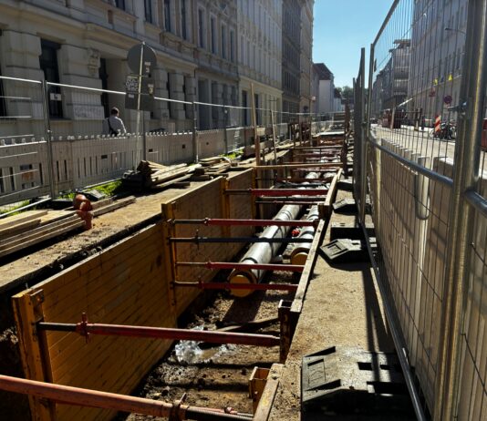 Diese (Baustellen-)Bilder pr&auml;gen derzeit die Leipziger S&uuml;dvor- stadt: Hier investiert die L-Gruppe in die Erweiterung des Fern- w&auml;rmenetzes. Foto: Jens Rometsch