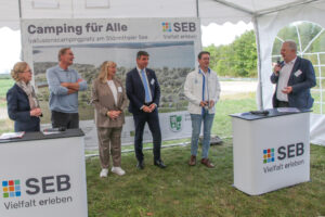 Baggerbiss f&uuml;r den Inclusionscampingplatz am St&ouml;rmthaler See - vl Regina Kraushaar, Burkhard Jung, Petra K&ouml;pping, Henry Graichen, Daniel Strobel, Peter B&ouml;hmer. Foto: Jens Paul Taubert