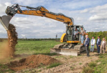 Baggerbiss f&uuml;r den Inclusionscampingplatz am St&ouml;rmthaler See - Burkhard Jung bedient den Bagger assistiert von Denis Trautmann Reculta Geschf&uuml;hrer. Foto: Jens Paul Taubert