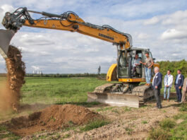 Baggerbiss f&uuml;r den Inclusionscampingplatz am St&ouml;rmthaler See - Burkhard Jung bedient den Bagger assistiert von Denis Trautmann Reculta Geschf&uuml;hrer. Foto: Jens Paul Taubert