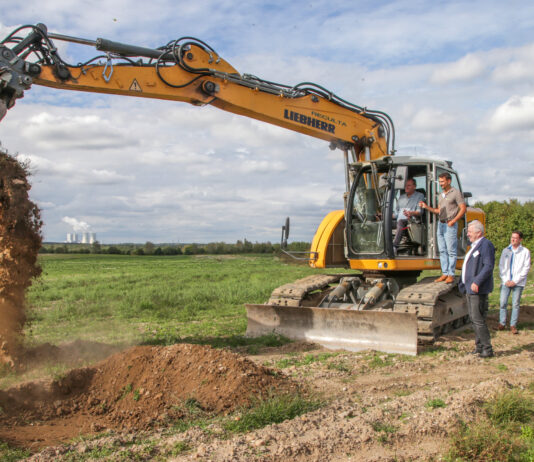 Baggerbiss f&uuml;r den Inclusionscampingplatz am St&ouml;rmthaler See - Burkhard Jung bedient den Bagger assistiert von Denis Trautmann Reculta Geschf&uuml;hrer. Foto: Jens Paul Taubert