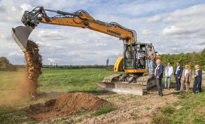 Baggerbiss f&uuml;r den Inclusionscampingplatz am St&ouml;rmthaler See - Burkhard Jung bedient den Bagger assistiert von Denis Trautmann Reculta Geschf&uuml;hrer. Foto: Jens Paul Taubert