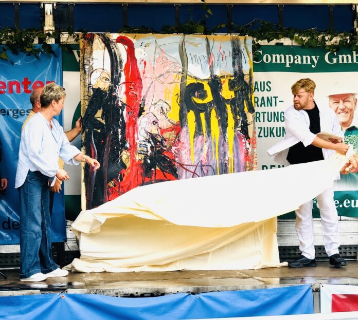 Der Wurzener Künstler Esteban Velázquez von Wilhelm hat im Bahnhof der Stadt den ersten Teil von insgesamt 14 monumentalen Gemälden enthüllt. Foto: Danilo Pockrandt Der Wurzener Künstler Esteban Velázquez von Wilhelm hat im Bahnhof der Stadt den ersten Teil von insgesamt 14 monumentalen Gemälden enthüllt. Foto: Danilo Pockrandt
