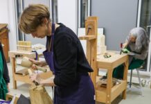 Bei der Abendwerkstatt zur Schnitzkunst im studioLEONARDO kann man seine bildhauerischen F&auml;higkeiten unter Beweis stellen. Foto: Mario Jahn