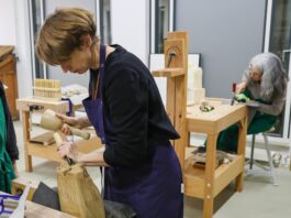 Bei der Abendwerkstatt zur Schnitzkunst im studioLEONARDO kann man seine bildhauerischen F&auml;higkeiten unter Beweis stellen. Foto: Mario Jahn