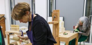 Linolschnitt und Schnitzkunst: Diese Kurse im Lindenau-Museum haben noch Plätze frei Bei der Abendwerkstatt zur Schnitzkunst im studioLEONARDO kann man seine bildhauerischen Fähigkeiten unter Beweis stellen. Foto: Mario Jahn