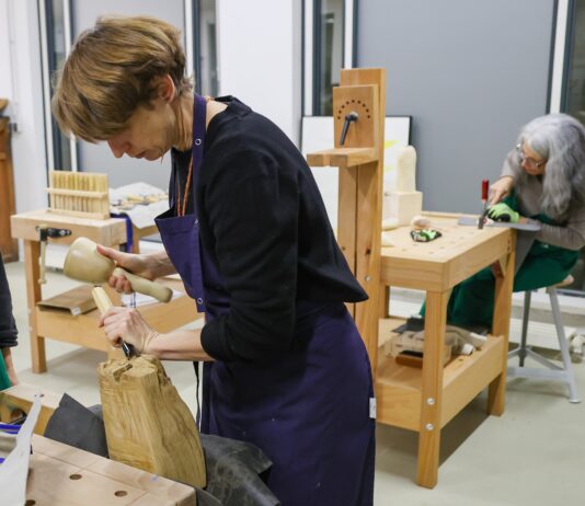 Bei der Abendwerkstatt zur Schnitzkunst im studioLEONARDO kann man seine bildhauerischen F&auml;higkeiten unter Beweis stellen. Foto: Mario Jahn