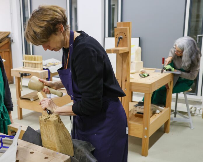 Bei der Abendwerkstatt zur Schnitzkunst im studioLEONARDO kann man seine bildhauerischen Fähigkeiten unter Beweis stellen. Foto: Mario Jahn Bei der Abendwerkstatt zur Schnitzkunst im studioLEONARDO kann man seine bildhauerischen Fähigkeiten unter Beweis stellen. Foto: Mario Jahn