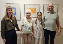 Leipziger Pflegeheim zeigt Projekt mit den Buchkindern Sie waren dabei bei dem Projekt der „Buchsenioren“ in der Aus- stellung: Friederike Plöger vom Buchkinder Leipzig e. V., Bewohne- rin Felizitas Viering, Buchkind Flora und Pflegedienstleiter Lars Theis (v.l.) Foto: Alexander Friebel