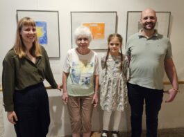 Sie waren dabei bei dem Projekt der &bdquo;Buchsenioren&ldquo; in der Aus- stellung: Friederike Pl&ouml;ger vom Buchkinder Leipzig e. V., Bewohne- rin Felizitas Viering, Buchkind Flora und Pflegedienstleiter Lars Theis (v.l.) Foto: Alexander Friebel