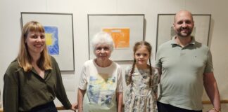 Sie waren dabei bei dem Projekt der &bdquo;Buchsenioren&ldquo; in der Aus- stellung: Friederike Pl&ouml;ger vom Buchkinder Leipzig e. V., Bewohne- rin Felizitas Viering, Buchkind Flora und Pflegedienstleiter Lars Theis (v.l.) Foto: Alexander Friebel