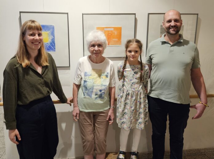 Sie waren dabei bei dem Projekt der „Buchsenioren“ in der Aus- stellung: Friederike Plöger vom Buchkinder Leipzig e. V., Bewohne- rin Felizitas Viering, Buchkind Flora und Pflegedienstleiter Lars Theis (v.l.) Foto: Alexander Friebel Sie waren dabei bei dem Projekt der „Buchsenioren“ in der Aus- stellung: Friederike Plöger vom Buchkinder Leipzig e. V., Bewohne- rin Felizitas Viering, Buchkind Flora und Pflegedienstleiter Lars Theis (v.l.) Foto: Alexander Friebel